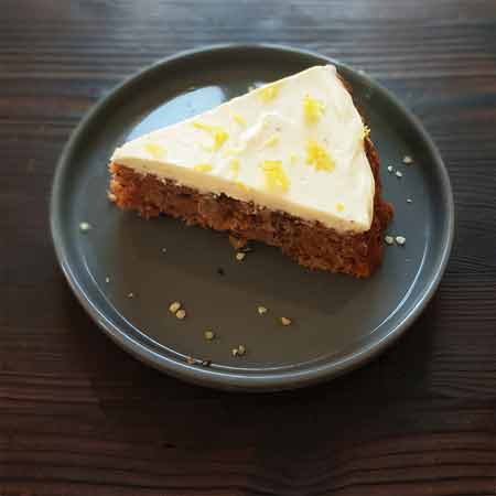 GÂTEAU À LA CAROTTE ET GRAINES DE CHANVRE DÉCORTIQUÉES